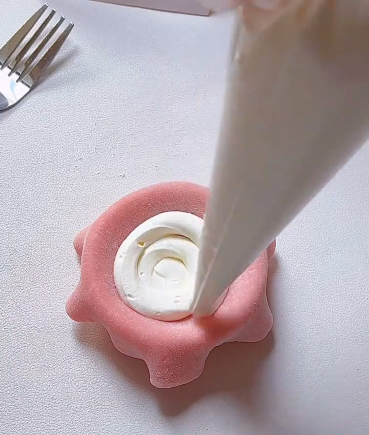 Pipe a layer of the chilled whipped cream into the bottom of the dough lined mold