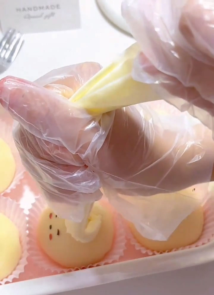 Pipe a small dollop of cream on the very top of the snowman's head