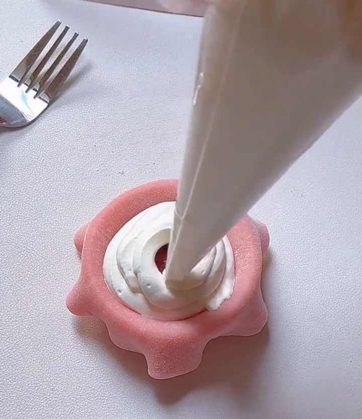 Pipe another layer of whipped cream on top of the jam, covering it completely