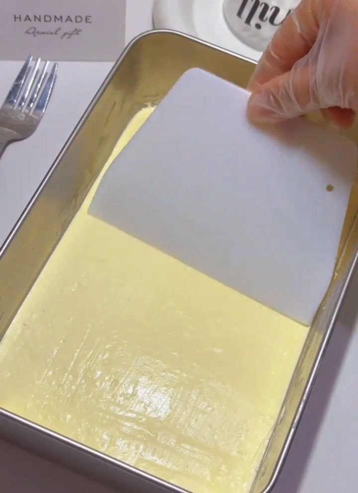 Pipe or spread a generous, even layer of cream over the Oreos