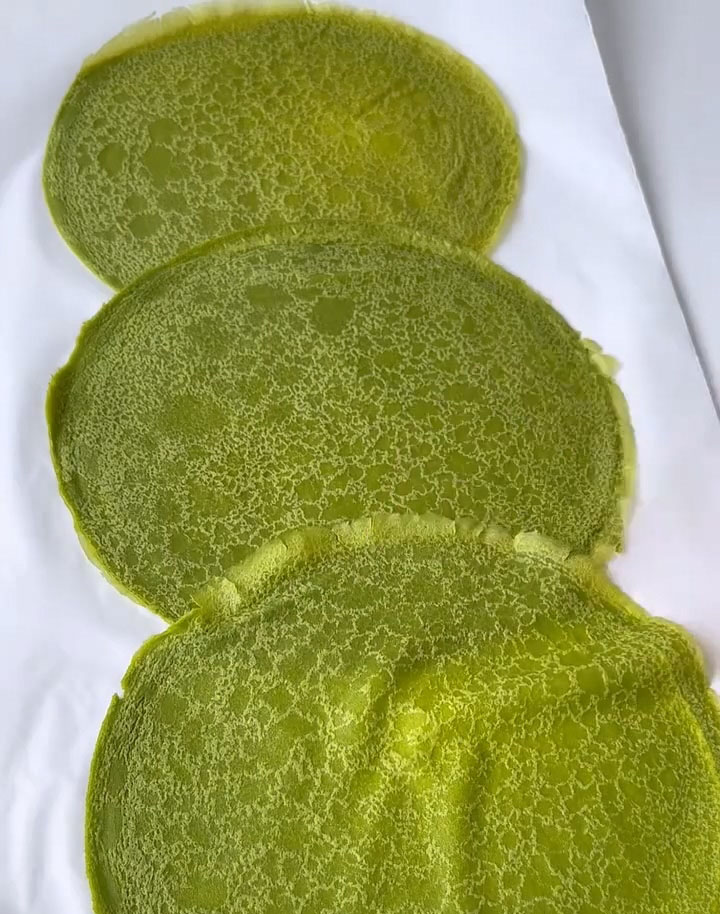 Place three crepes slightly overlapping in a line