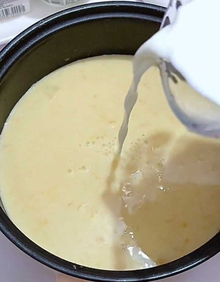Pour 100 g of heavy cream into the saucepan