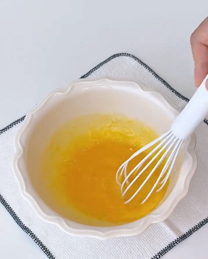 Pour in 20 g white sugar and whisk until the sugar has mostly dissolved