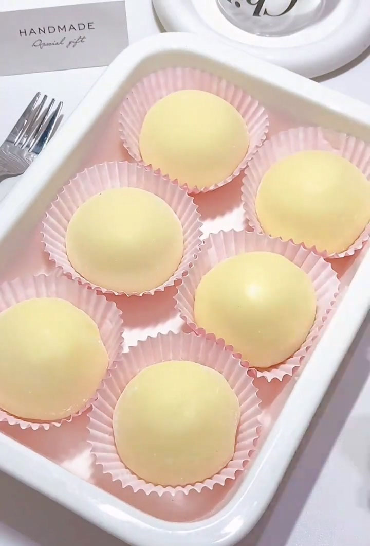 Repeat with the remaining dough, cream, and strawberries.