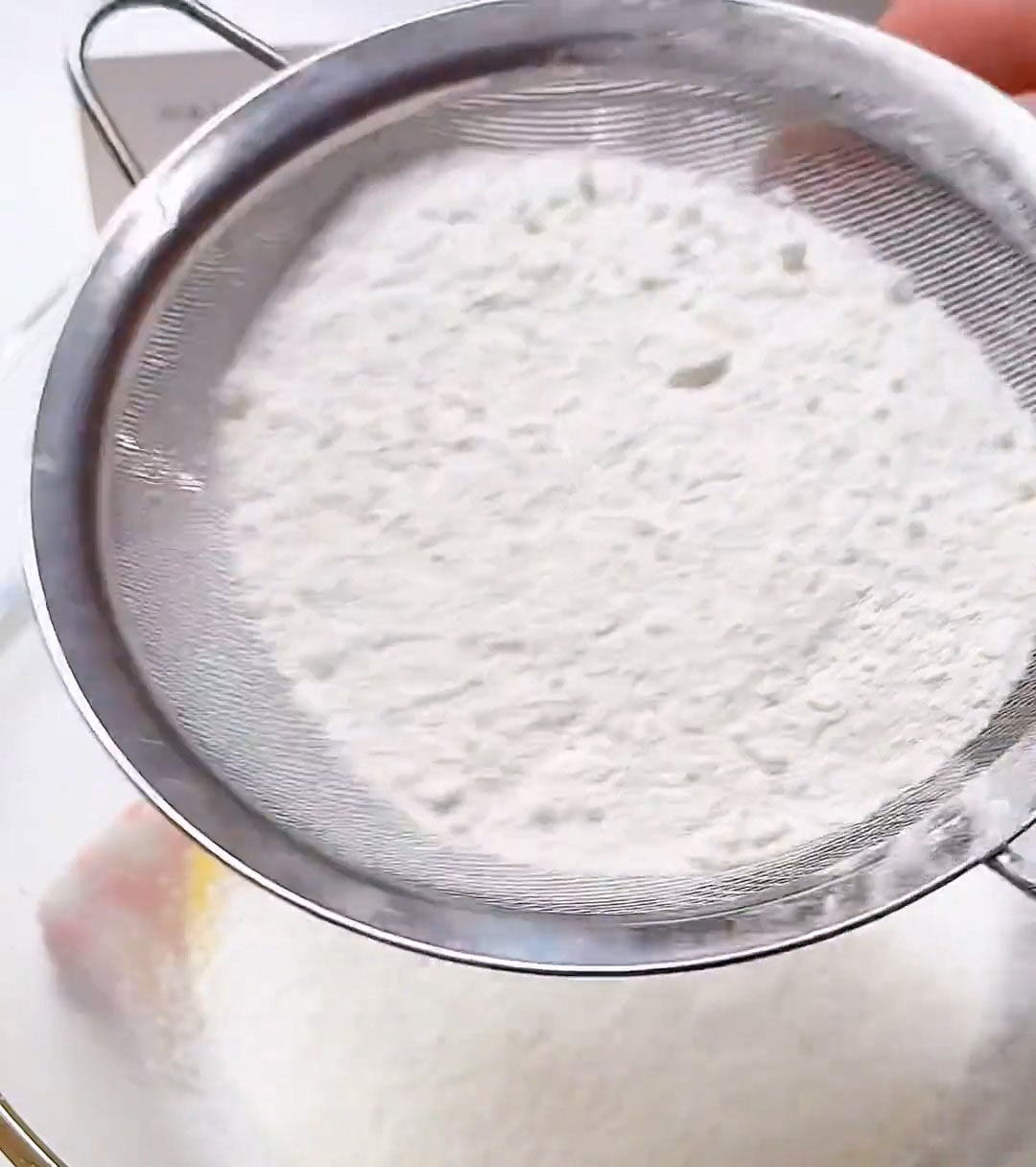Sift 100g cake flour directly into the bowl