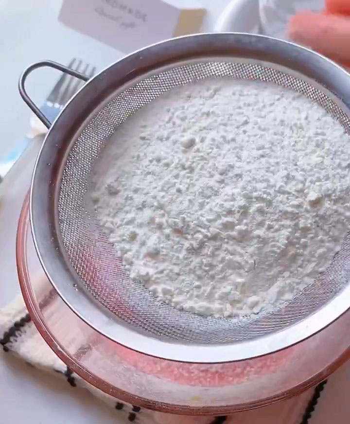 Sift 70 g cake flour into the wet mixture