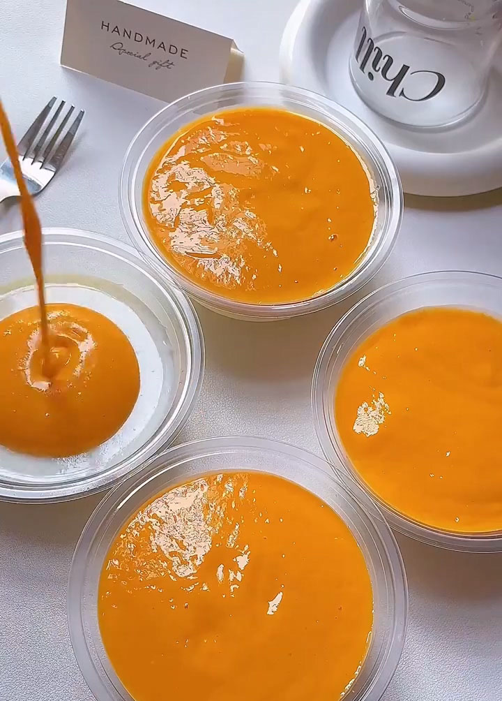 Spoon the mango puree evenly over the top of the jelly layer.