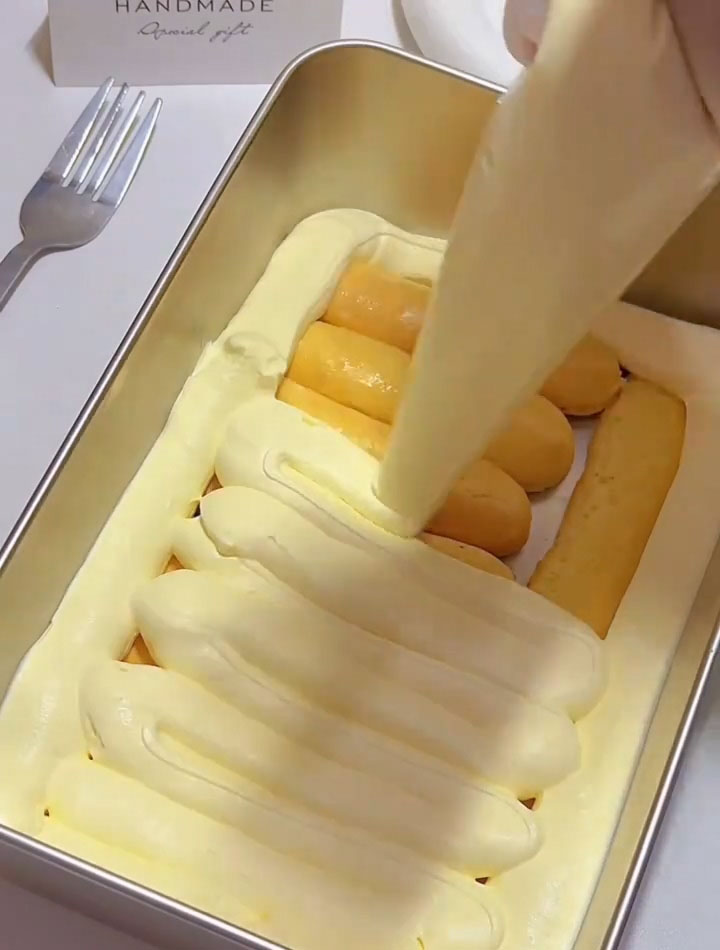 Spread half of the mascarpone cream over the ladyfingers