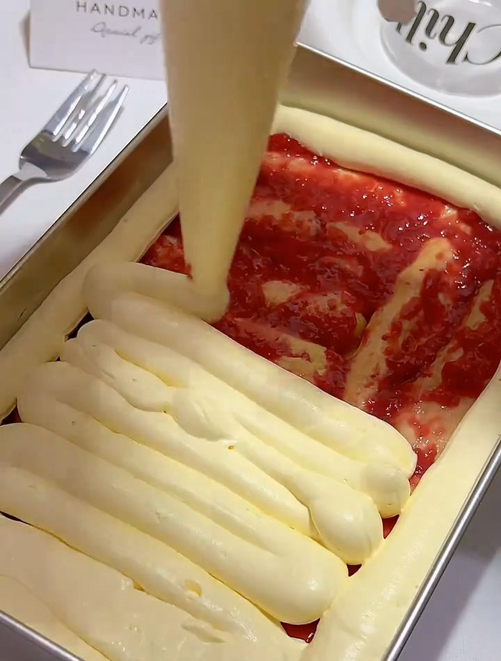 Spread the remaining mascarpone cream over the jam layer