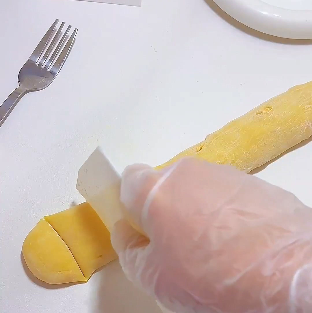 Using a sharp knife or bench scraper, cut the log into small, bite sized pieces