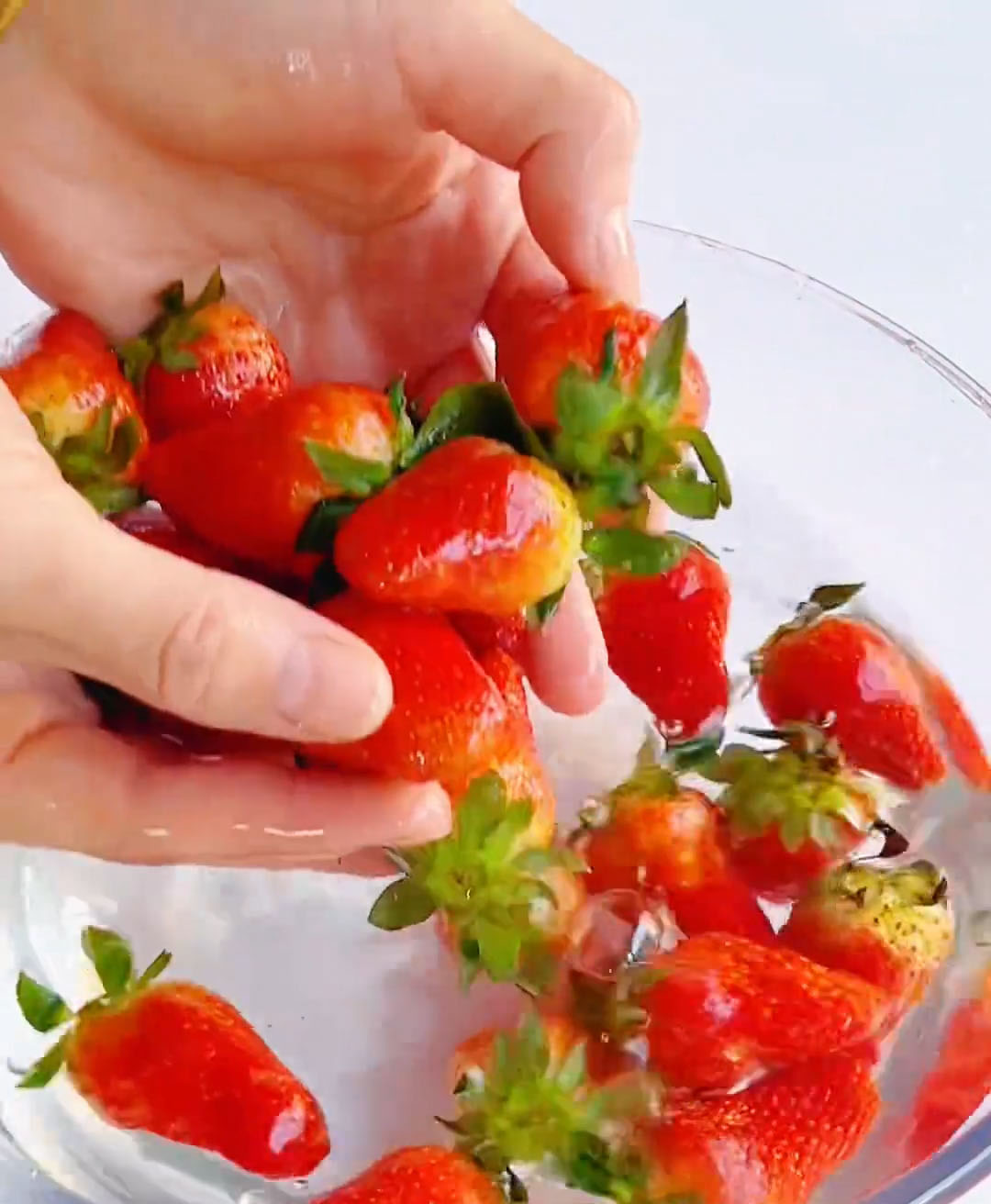 Wash the strawberries with salt