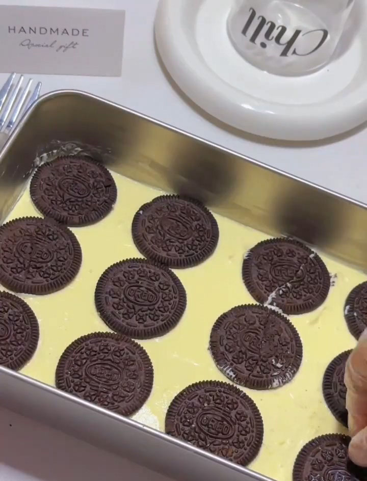 arrange a third layer on top of the cream