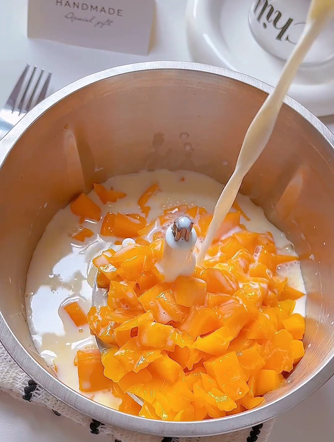 combine 400g mango chunks, 250g coconut milk, and 500g milk